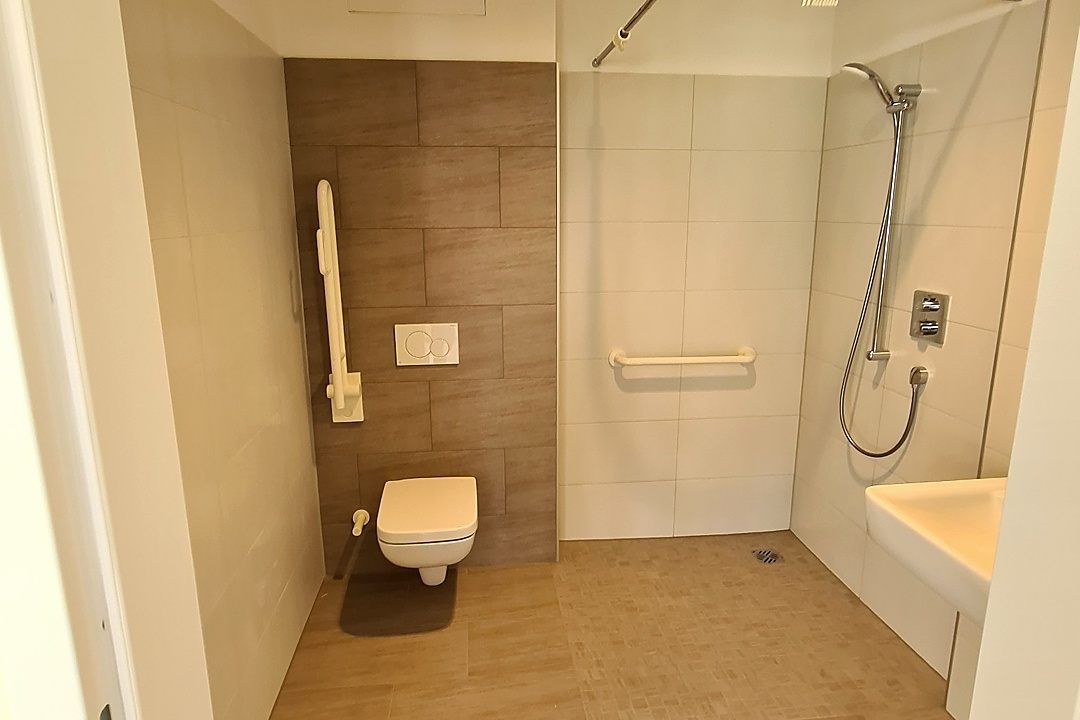 Eigenes barrierefreies Badezimmer pro Zimmer